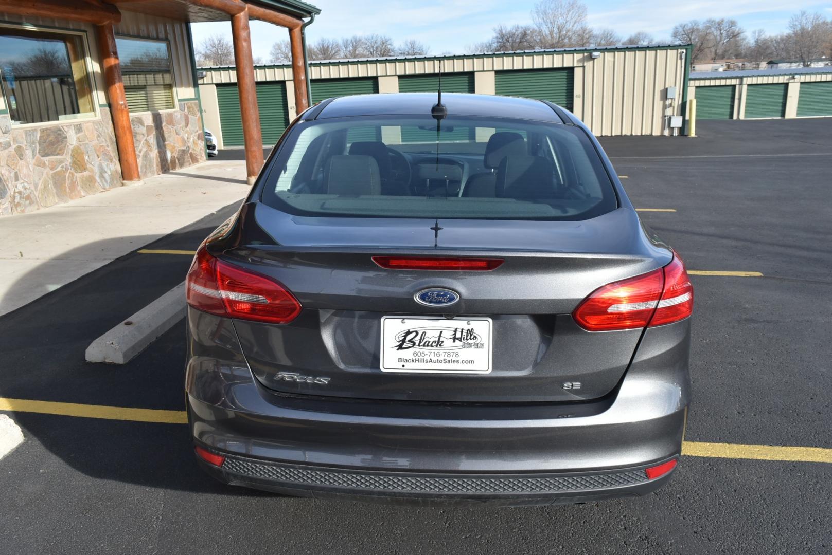 2016 Gray /Black Ford Focus SE (1FADP3F26GL) with an 2.0L I-4 GDI TI-VCT FLEX FUEL engine, 6-Speed Powershift Automatic transmission, located at 1600 E Hwy 44, Rapid City, SD, 57703, (605) 716-7878, 44.070232, -103.171410 - Photo#6